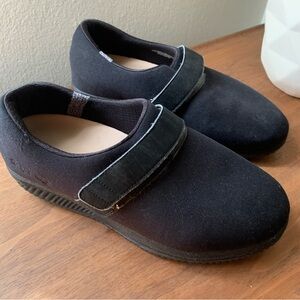 9 women’s Black  Slip Resistant Sole Suede / Velvet Shoe Velcro strap
